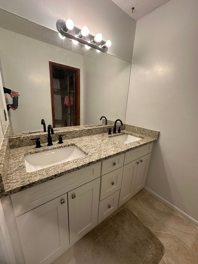 Building Photo - 6 BR 3 BA House in Colonial Hill Community