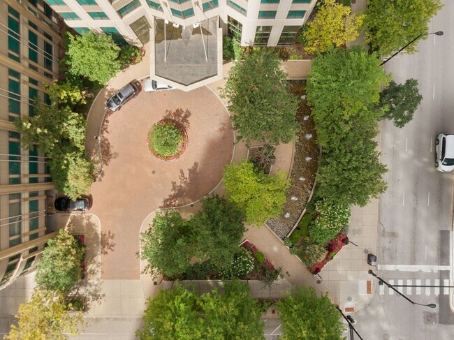 Building Photo - 400 N La Salle Dr