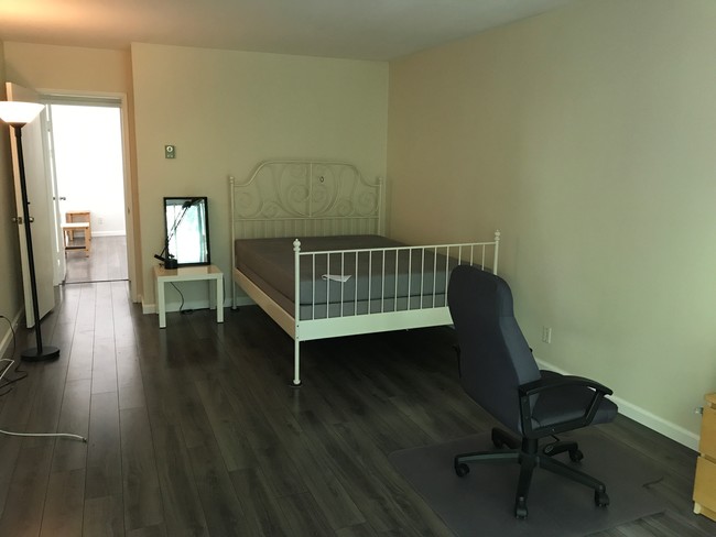 Master Bedroom - 440 Veteran Ave