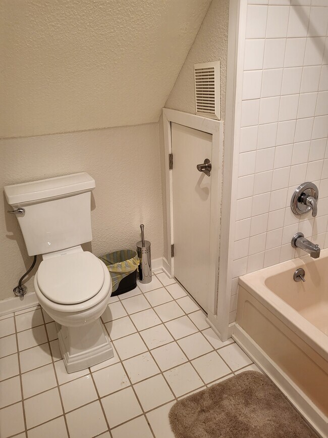 Upper Level Bath - 888 Davis Rd