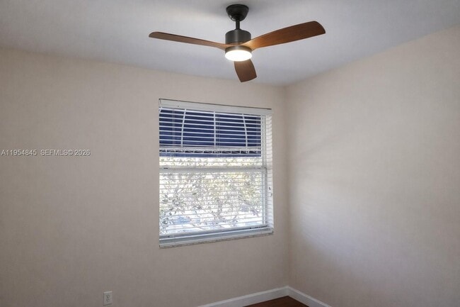 Building Photo - 561 Racquet Club Rd