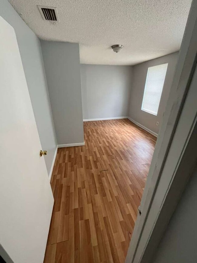 Building Photo - Beautiful 2 bedroom 1 bathroom Single Family House!