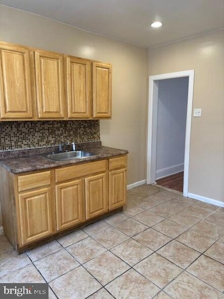 Building Photo - 6422 N Lambert St