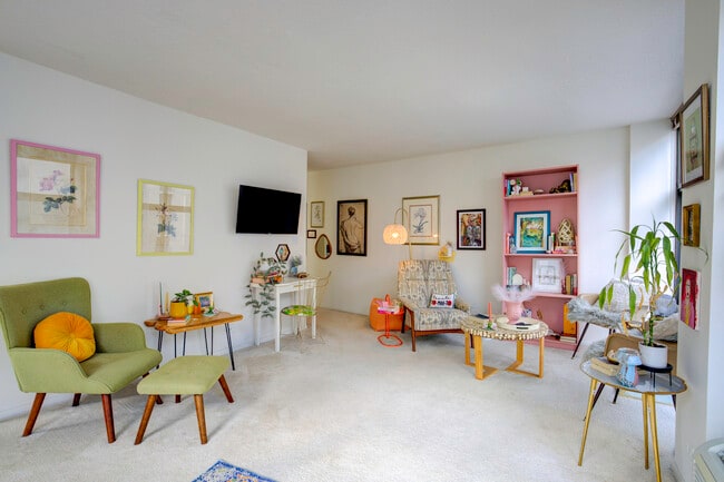 Building Photo - 65 E Scott St