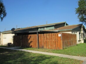 Building Photo - 1065 Manor Dr