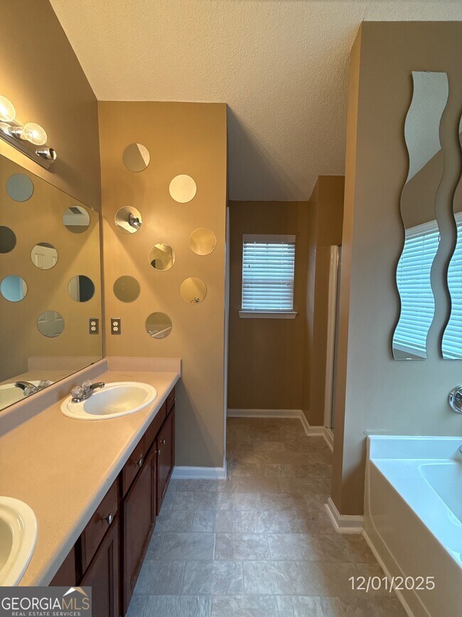 Building Photo - 460 Camella Cir