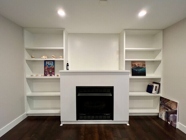 Building Photo - Beautifully Updated Home!  Fenced Yard!