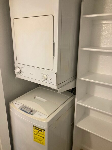 Building Photo - 100 Reflections Dr