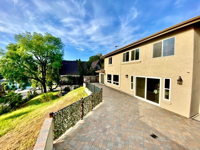 Building Photo - Large Fletcher Hills Home With 3 car Garag...