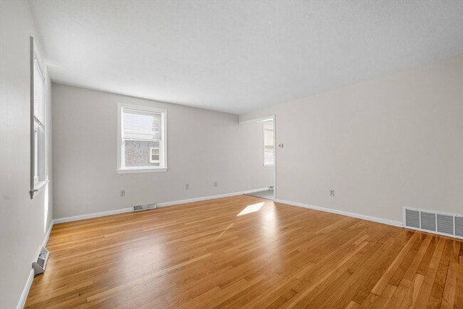 Building Photo - 33 Park Dr