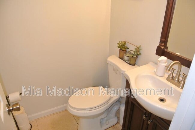 Building Photo - 138 Holland Park Cir