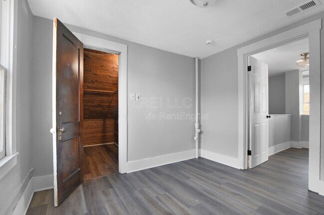 Building Photo - 1824 Burwell Ave