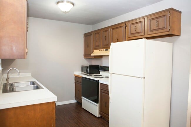 Building Photo - 2-Bedroom, 1-Bathroom Unit @ Rolling Oaks ...