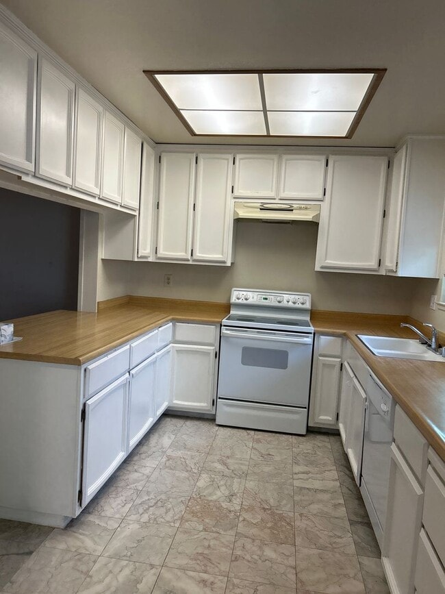 Building Photo - Desirable 3 bedroom 2 bath condo