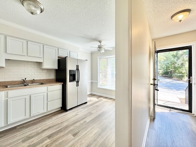 Building Photo - 2 Bedroom Townhome in NW Greensboro near parks and Greenway