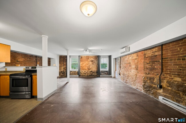 Building Photo - 40 Elm St