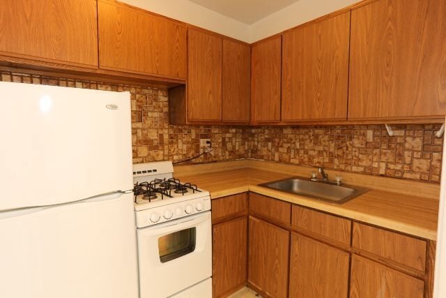 Building Photo - 629 W Belmont Ave