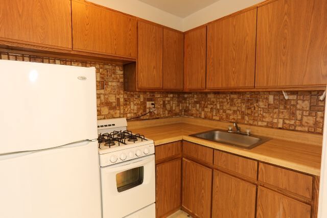 Building Photo - 742 W Belmont Ave