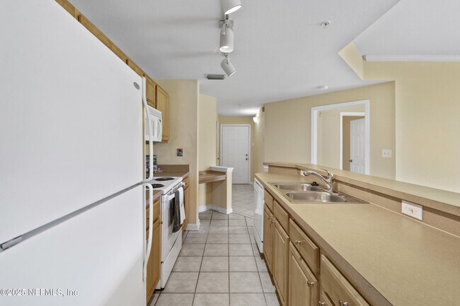 Building Photo - 410 S Villa San Marco Dr