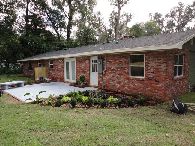 Building Photo - Renovated 4 bedroom/2 bath home in the Sou...