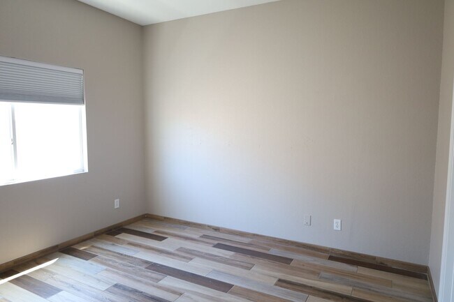 Building Photo - Fully Upgraded 5 Bedroom 4.5 Bathroom in Guard Gated Foothills Community!