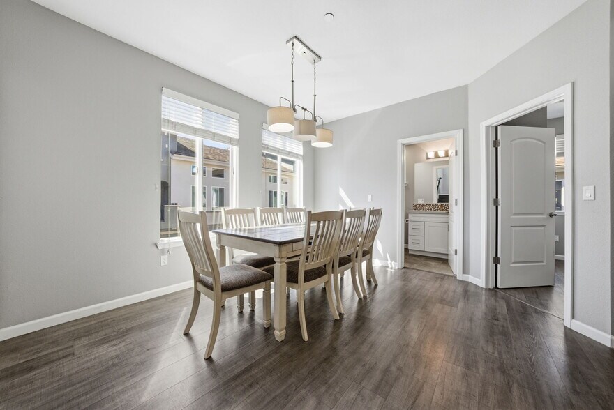 Building Photo - 817 Estancia Ter