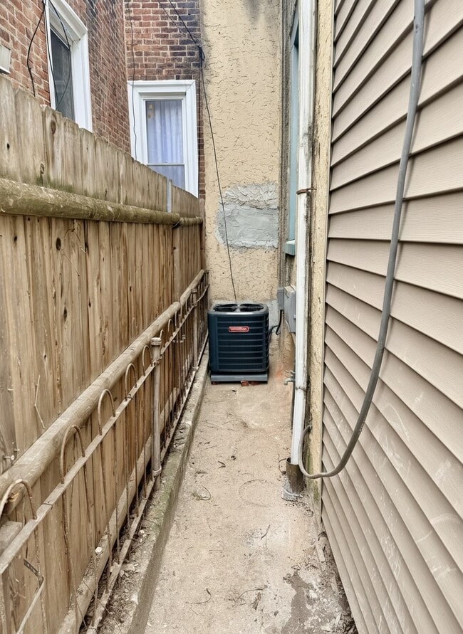 Building Photo - 2072 Pickwick St