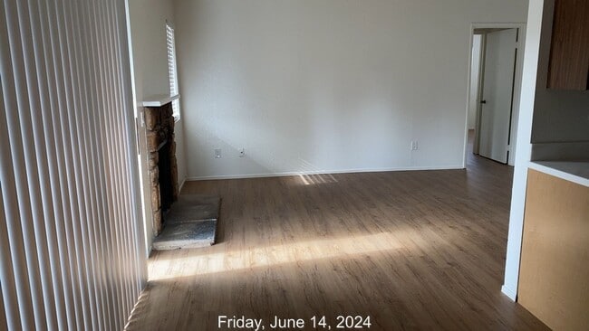 Building Photo - 2 Bed/1.5 Bath Updated Condo Near SMART/Hwy 101/Raleys Shopping Plaza/Washer-Dryer in Unit