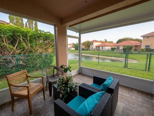 Building Photo - 1016 Via Jardin