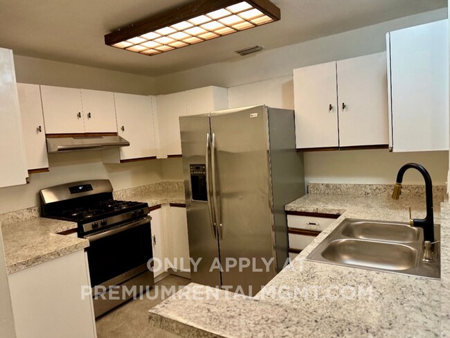 Building Photo - 3 Bedroom 2 Bath Winter Garden Townhome with Remodeled Kitchen and a Fenced Backyard!