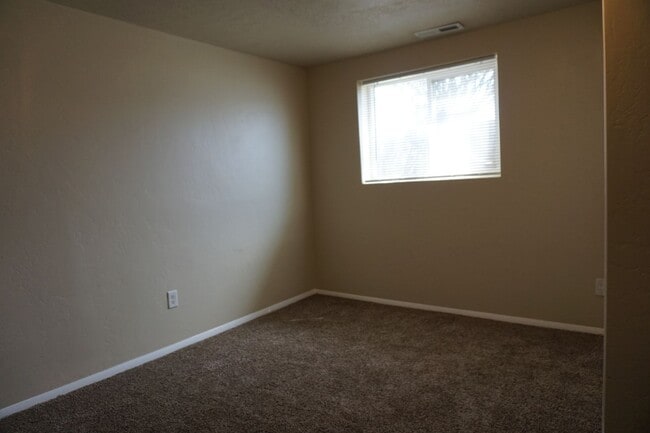 Building Photo - Updated West Valley City 5 bedroom Family Home