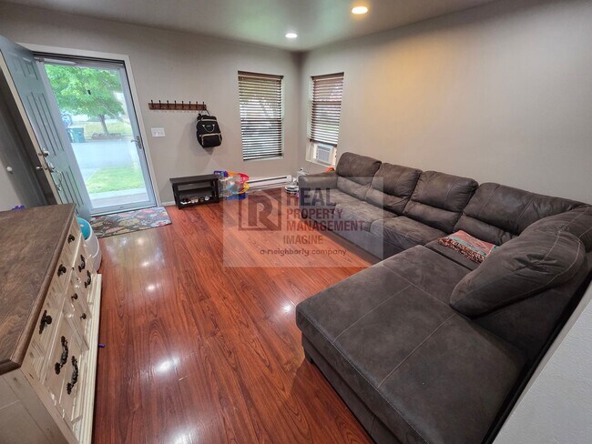 Building Photo - Check out this beautiful 3-bedroom, 2.0-bath home!