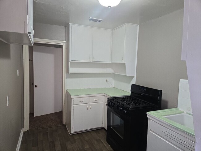 Building Photo - 302 Bridal Wreath Ave