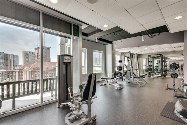 Building Photo - 943 Peachtree St NE