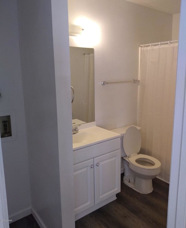 Building Photo - 901 Russ Lake Dr