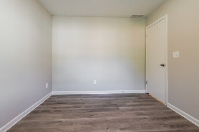 Building Photo - 375 Springlake Dr