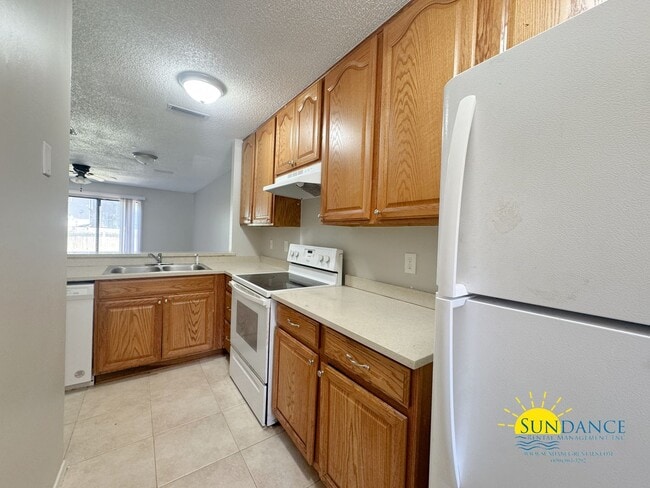 Building Photo - Newly Renovated 2BR/1.5BA Townhouse in For...