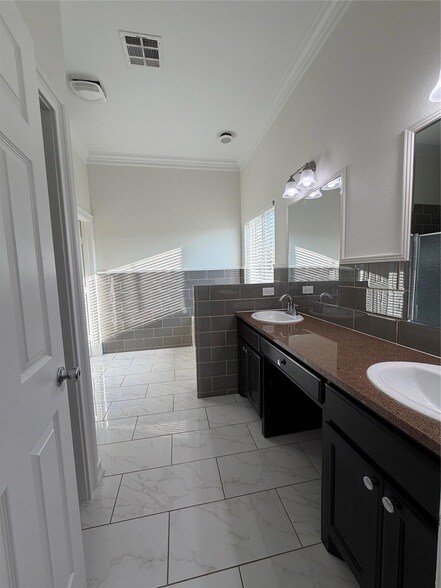 Building Photo - 398 Mesa Dr