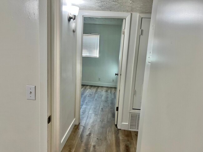 Building Photo - 610 S 200 E