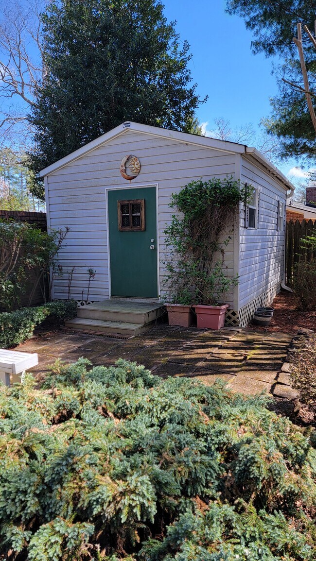 Building Photo - 1041 Carousel Ln