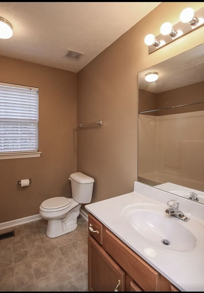 Building Photo - 3 Bedroom with Fenced Yard