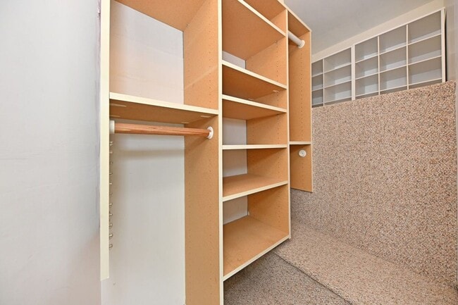 Building Photo - 221 Lakeview Dr