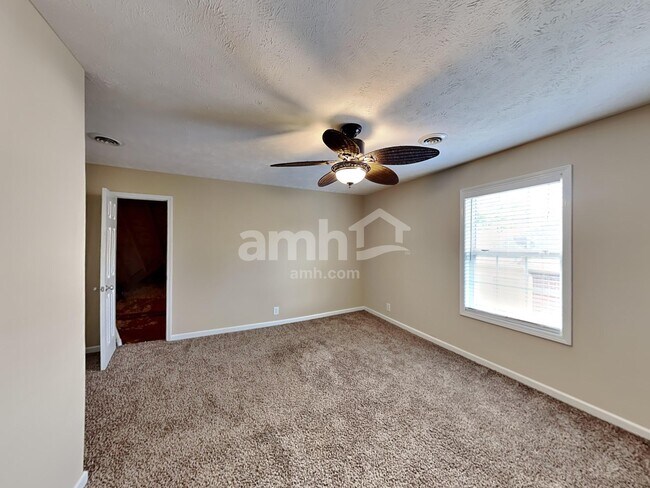 Building Photo - 2418 Taylor Close