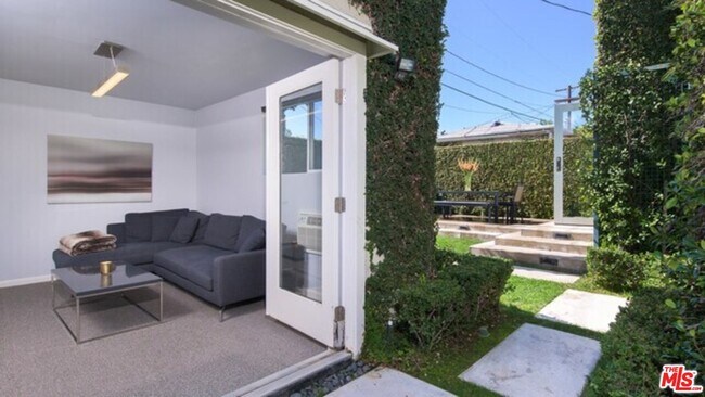 Building Photo - 8842 Dorrington Ave