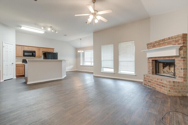 Building Photo - Great 3 Bedroom, 2 Bath, Brick Home in Gre...