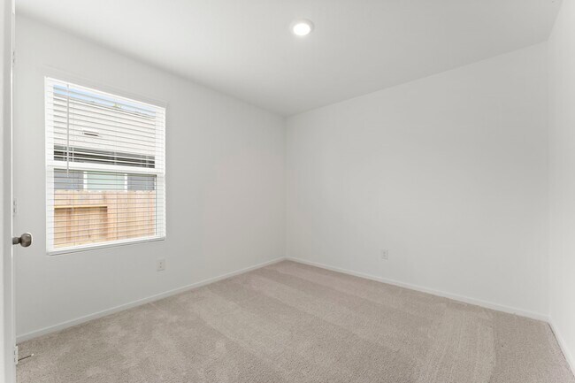 Building Photo - 468 Shoreview Dr
