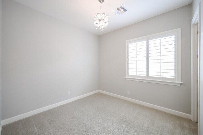 Building Photo - 1424 E Pedro Rd