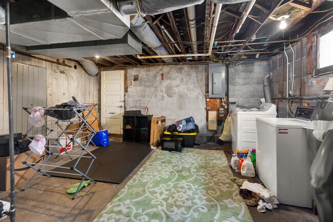 Building Photo - 123 Adams St