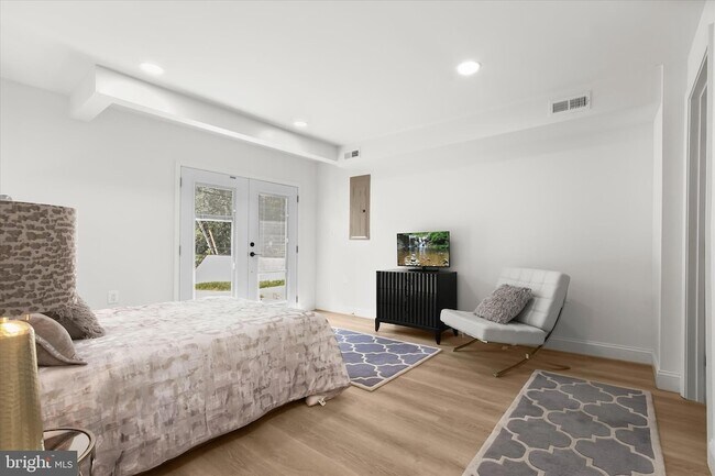 Building Photo - 402 Elm Ave