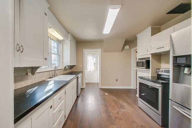 Building Photo - Charming 3-Bedroom Home with Spacious Base...